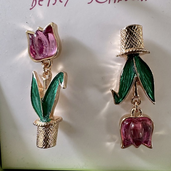 BETSEY JOHNSON Easter Mismatched Gold-Tone Pink Tulip Dangle Drop Earrings NWT - Picture 2 of 3